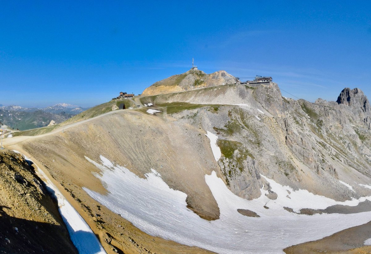 A decent amount of snow still clinging on to the main Saulire bowl as we enter the last full week of June. A few patches usually make it in to August!

Webcams: m.latania.co.uk/webcams

#LaTania