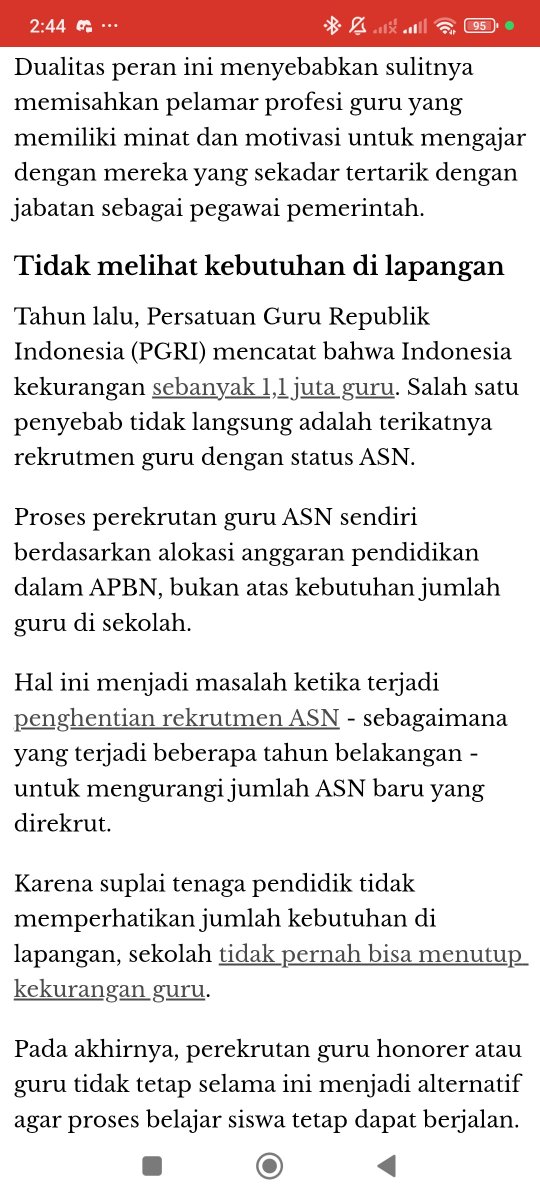 zhil_arf's tweet photo. Kekacauan besar rebutan birokrasi (1) Kemendikbud, (2) Kemenpan, (3) Kemenag, (4) Pemda, dan (5) siapalah itu yang mengatur transfer dana pusat ke daerah adalah satu sebab besar bencana pendidikan Indonesia. 

"Guru tidak digaji." "Jumlah guru kurang". "Guru jelek dan tidak kompeten". 

Oke, siapa yang paling berkuasa merekrut, memyeleksi, dan menggaji guru pas zaman Jokowi 2? Apakah Nadiem? 

Lah, ternyata malah Menteri Pendayagunaan Aparatur Negara (Menpan), Azwar Anas??? 

(Dinamika ini sudah lama ada sebelum zaman Nadiem dan Azwar). 

Karena dipisah, perekrutan guru yang diselenggarakan Kemenpan jadi tidak nyambung dengan demand Kemendikbud dan Pemda, baik dalam kompetensi maupun jumlah. Kalau Kemenpan mengurangi jumlah perekrutan ASN, krisis guru dong. 

Terus gimana? Tambal sementara dengan guru honorer. Karena butuh segera, kualifikasi diturunkan. Siapapun boleh masuk. Kualitas kompetensi guru honorer pun sangat jelek. 

Terus saja gitu. Lama-kelamaan guru honorer malah mendominasi sistem pendidikan. Gajinya sangat kecil karena bukan ASN.