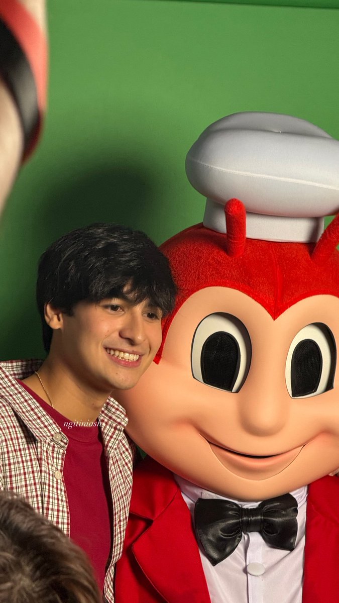 ang bff ni Jollibeeeee

JOLLIBEE ANDRES CRUNCH
#JollibeeLovesAndres
#JollibeeCrunchyChickenSandwich
#ChooseYourFlavorite