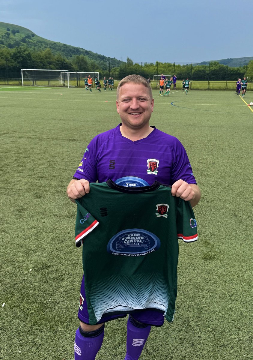 ✍🏼🚨| NEW SIGNING

We’re delighted to announce the return of Brad Coburn.

He’s a talented midfielder with a lovely left peg &amp; a great range of passing.

There’s never a dull moment with Brad. He’ll be a massive boost to the club both on &amp; off the field!

Welcome back, Brad! ⚽️💚