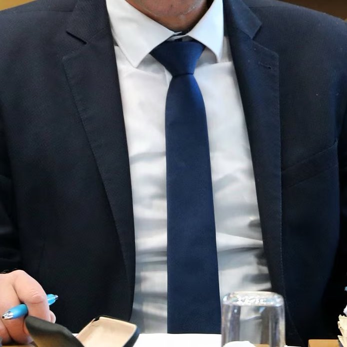 beliebtestes                beliebtestes 
Outfit                             Outfit 
Rechtsextremer        Rechtsextremer
in den 90ern               in den 2020ern