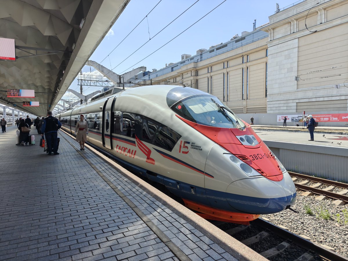 seeingmole's tweet image. Took "Sapsan" high speed train to Moscow, 4 hours journey. The trains are made by Siemens. At maximum 250 km/hr, it's really considered mid speed nowadays compared to trains in China which are 350-400.
The Thai train under construction will also be only 250.