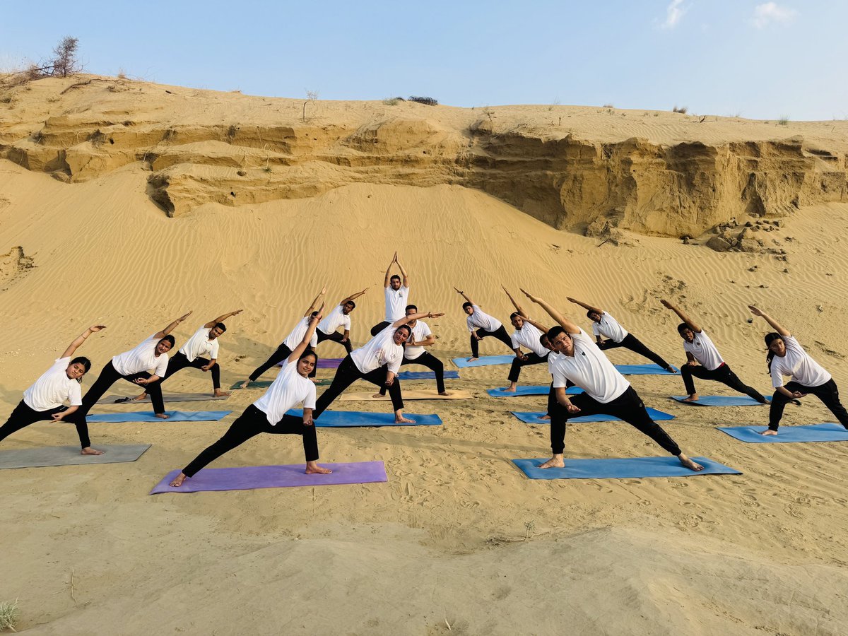 Deepak77910's tweet photo. 🌞 राजस्थान के रेतीले धोरों पर योग साधकों संग 🧘‍♂️ करवाया गया अद्भुत योगाभ्यास —🏜️

#yoga #desert #desertyoga #desertvibes #yogaday2025 #sunriseyoga #sun #rajasthan #tourism #bikaneryoga #bikaner #yoggurudeepaksharma @BhajanlalBjp @arjunrammeghwal https://t.co/JyCsLZt3wZ