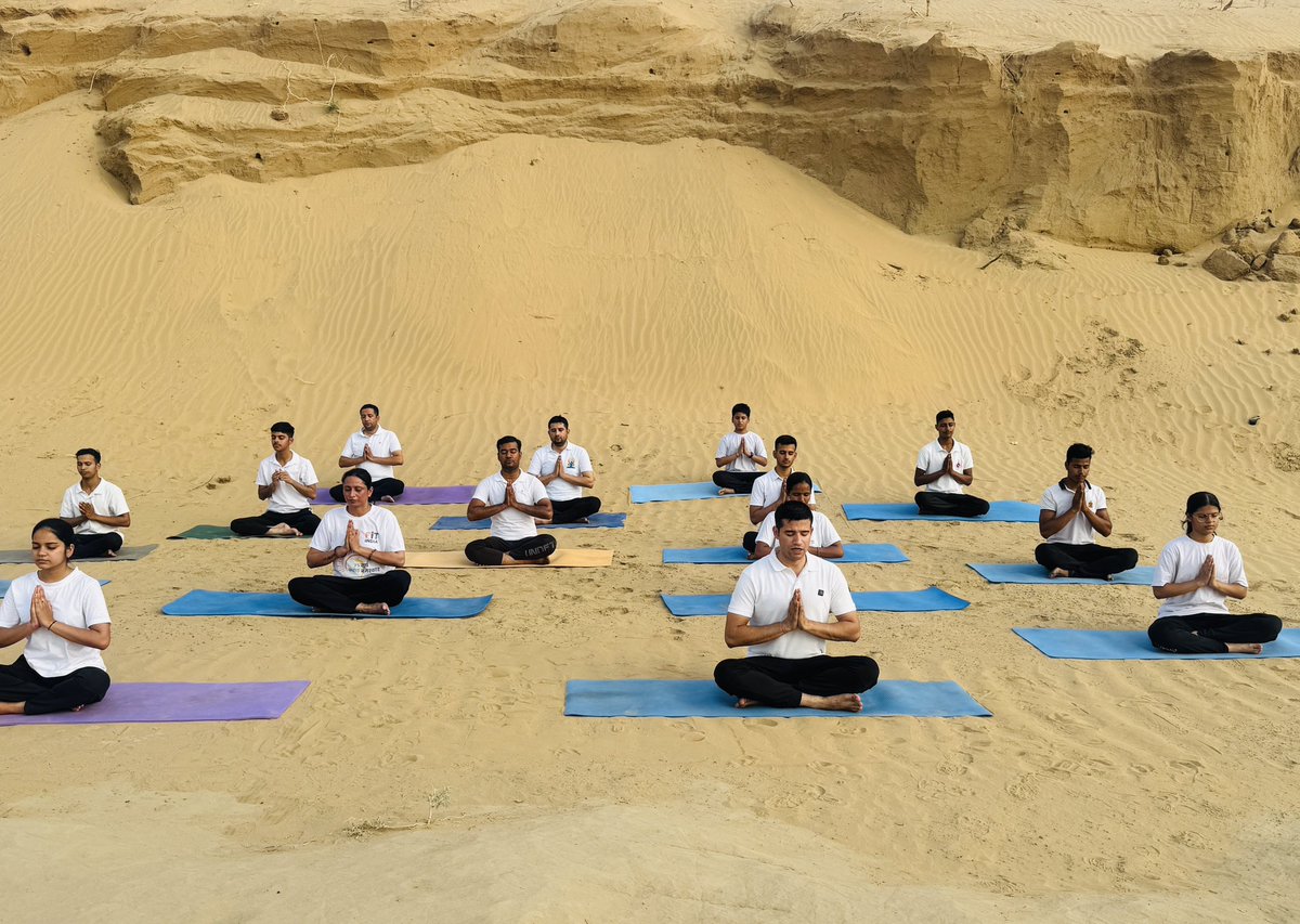 Deepak77910's tweet photo. 🌞 राजस्थान के रेतीले धोरों पर योग साधकों संग 🧘‍♂️ करवाया गया अद्भुत योगाभ्यास —🏜️

#yoga #desert #desertyoga #desertvibes #yogaday2025 #sunriseyoga #sun #rajasthan #tourism #bikaneryoga #bikaner #yoggurudeepaksharma @BhajanlalBjp @arjunrammeghwal https://t.co/JyCsLZt3wZ