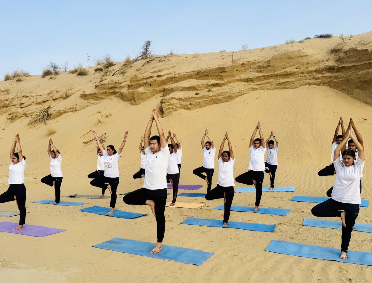 Deepak77910's tweet photo. 🌞 राजस्थान के रेतीले धोरों पर योग साधकों संग 🧘‍♂️ करवाया गया अद्भुत योगाभ्यास —🏜️

#yoga #desert #desertyoga #desertvibes #yogaday2025 #sunriseyoga #sun #rajasthan #tourism #bikaneryoga #bikaner #yoggurudeepaksharma @BhajanlalBjp @arjunrammeghwal https://t.co/JyCsLZt3wZ
