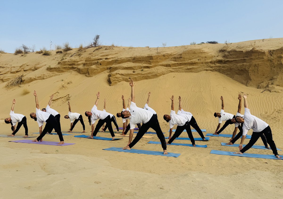 Deepak77910's tweet photo. 🌞 राजस्थान के रेतीले धोरों पर योग साधकों संग 🧘‍♂️ करवाया गया अद्भुत योगाभ्यास —🏜️

#yoga #desert #desertyoga #desertvibes #yogaday2025 #sunriseyoga #sun #rajasthan #tourism #bikaneryoga #bikaner #yoggurudeepaksharma @BhajanlalBjp @arjunrammeghwal https://t.co/JyCsLZt3wZ