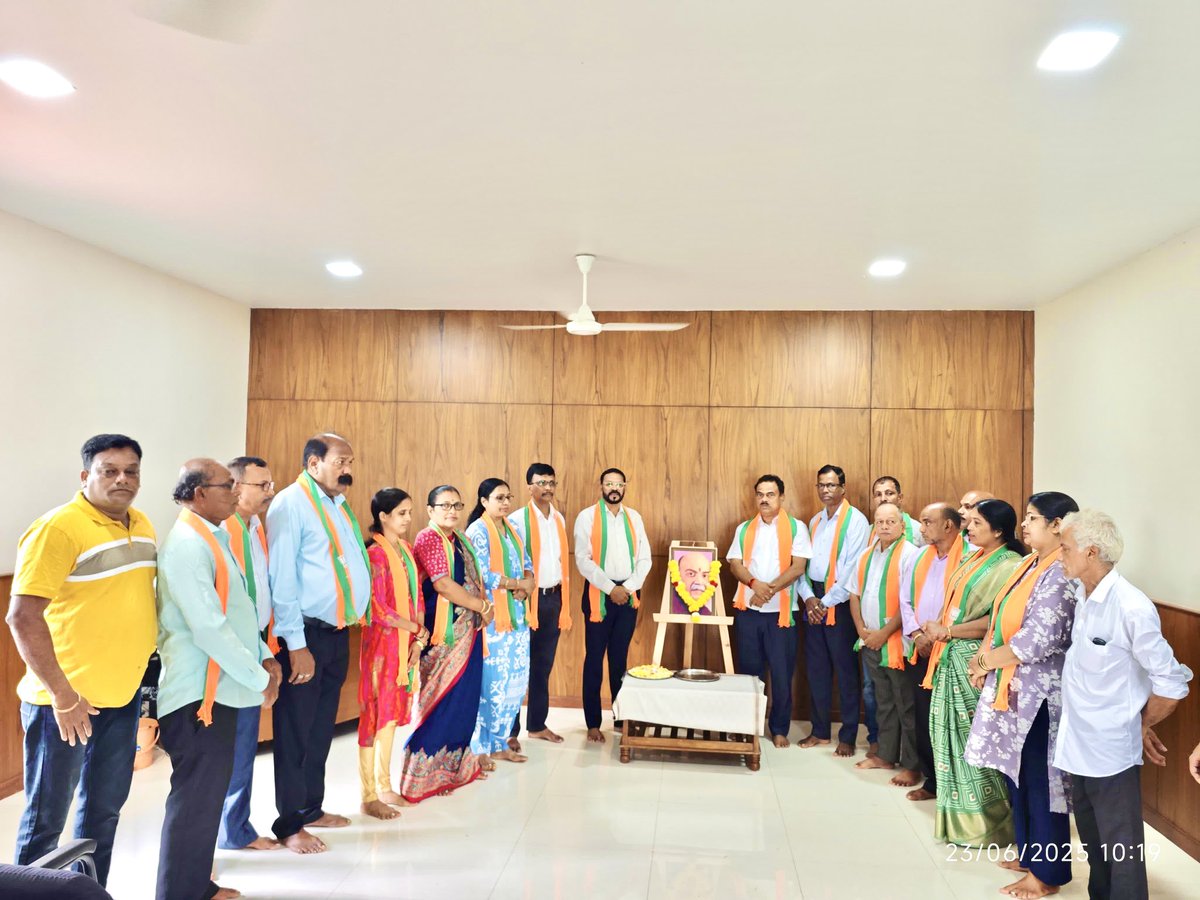 Nilkant Halarnkar (@nilkanthalarnk1) on Twitter photo Offering My Humble Punyatithi Tributes to the Visionary Leadership of Dr. Shyama Prasad Mukherjee who’s laid the Foundations of Bhartiya Janata Party, the Largest Political Party in the World.
#drshyamaprasadmukherjee Offering My Humble Punyatithi Tributes to the Visionary Leadership of Dr. Shyama Prasad Mukherjee who’s laid the Foundations of Bhartiya Janata Party, the Largest Political Party in the World.
#drshyamaprasadmukherjee