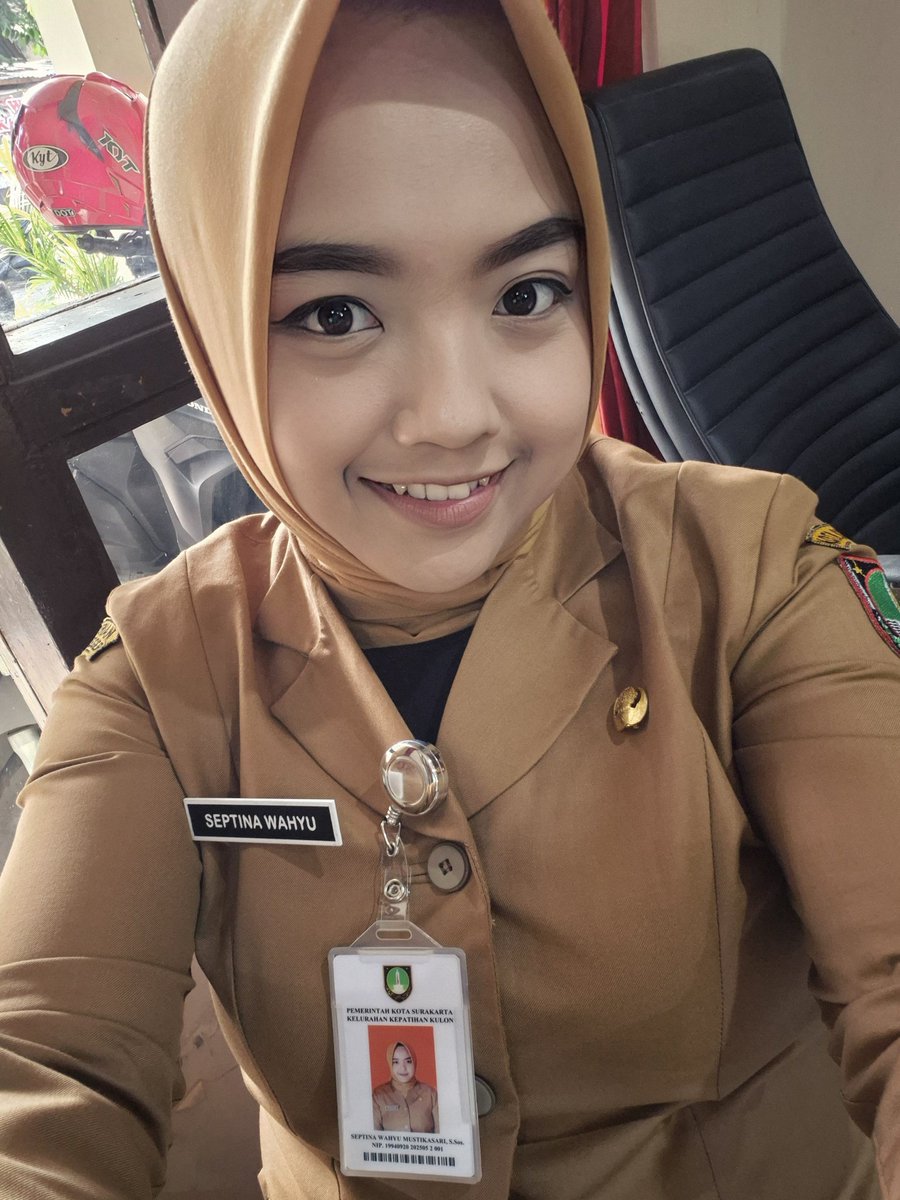 SWMDY's tweet photo. Tugas kita sekarang hidup bahagia, makan kenyang, dan kumpulin banyak uang. Urusan yang lain biar jadi tugas orang lain buat rasan-rasan tentang hidup kita 😜 https://t.co/6iUpAL2eCX