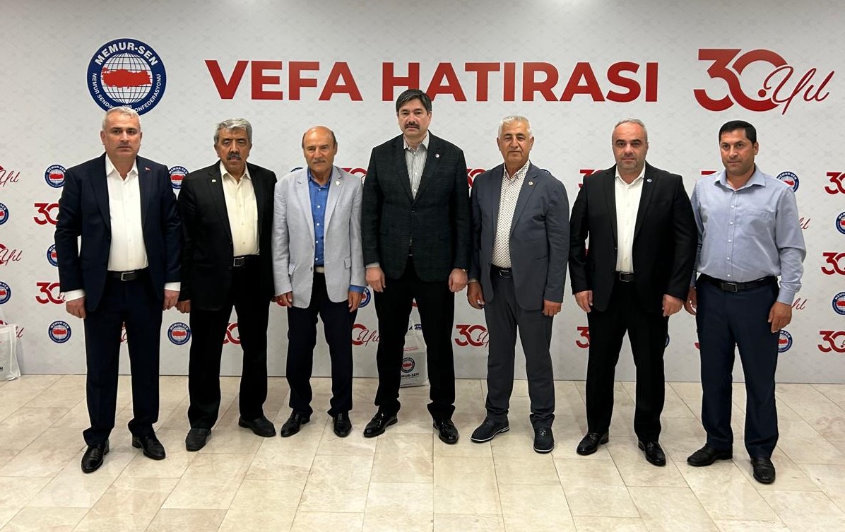 Bem_Bir_Sen's tweet photo. Memur-Sen ailesi olarak;  sendikal mücadelemizin 30. yılında, bu kutlu yürüyüşe alın teriyle yön veren kıymetli kurucu kadrolarımız, onursal genel başkanlarımız ve emektar teşkilat mensuplarımızla bir araya geldik. 

Genel Başkanımız   
Levent Uslu ve   
Genel Başkan Yardımcılarımızın katılım sağladığı programda; geçmişten bugüne uzanan bu büyük emek mücadelesine katkı sunan tüm öncülerimizi şükran ve minnetle yad ettik.      

İlk günkü inanç, kararlılık ve sorumlulukla; birlikten doğan gücümüzle hak, emek ve adalet mücadelesini daha da ileri taşıma azmindeyiz.

@aliyalcin
@MemurSenKonf
#30YılVefa #MemurSen
