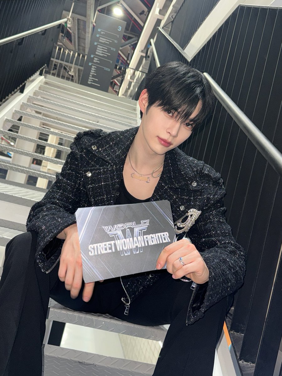 The perfect formula of black tones and cool vibes, it’s officially proven, and the answer is Sung Hanbin. Everything about this combo clicks. It brings out a sleek, confident energy that I love. The simplest mix turns out to be the strongest. What do you think? Does it suit me?