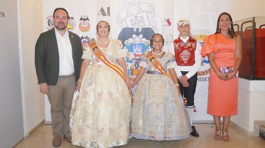 ❤️Quantes emocions sentirem ahir a l’acomiadament de les Falleres Majors i President Infantil de Manises 2025

La nostra companya i regidora de Festes, Clara Arnal, i l’alcalde de Manises, Javier Mansilla, acompanyàren als representats fallers durant el seu últim acte
