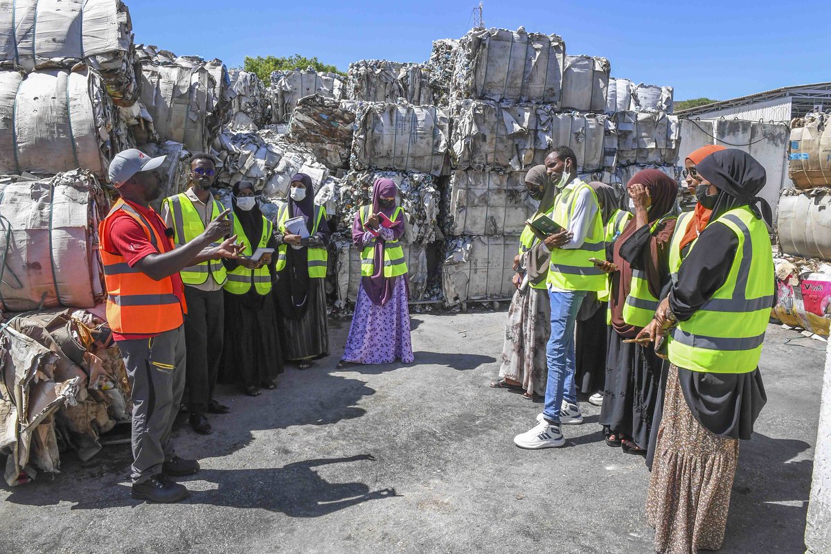 UNSOS_'s tweet image. 🟢 To mark #WorldEnvironmentDay, @UNSOS_ reaffirms its commitment to a greener #Somalia through sustainable waste management, and empower Somali Public Health students to lead in #sustainability.

📖 Read how @SIMADUniversity students gained firsthand experience at #UNSOS’s