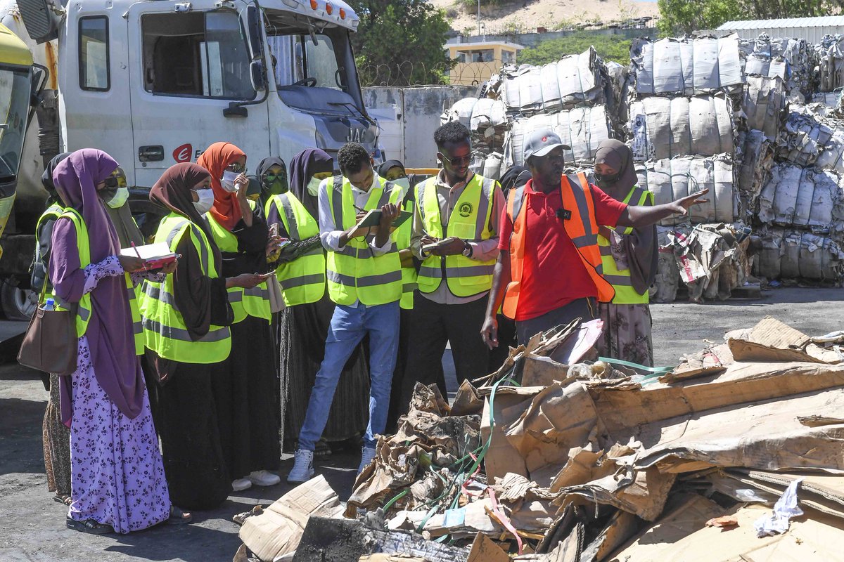 UNSOS_'s tweet image. 🟢 To mark #WorldEnvironmentDay, @UNSOS_ reaffirms its commitment to a greener #Somalia through sustainable waste management, and empower Somali Public Health students to lead in #sustainability.

📖 Read how @SIMADUniversity students gained firsthand experience at #UNSOS’s