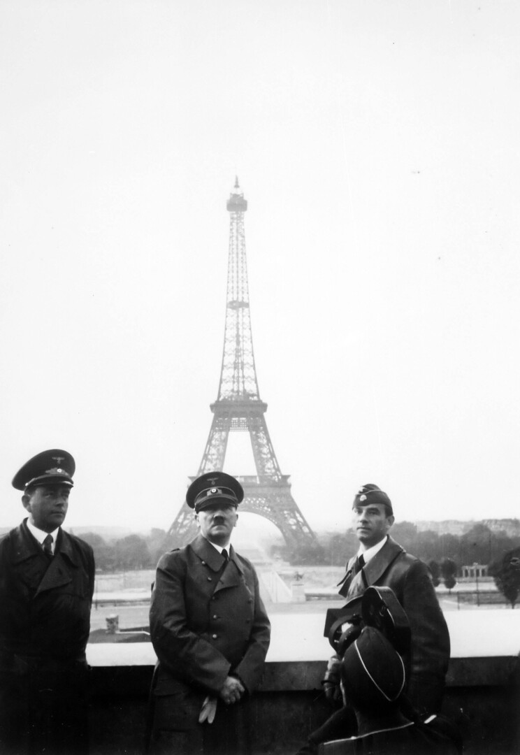 1940. nakon okupacije i pada Treće Francuske Republike, Adolf Hitler posjećuje okupirani Pariz