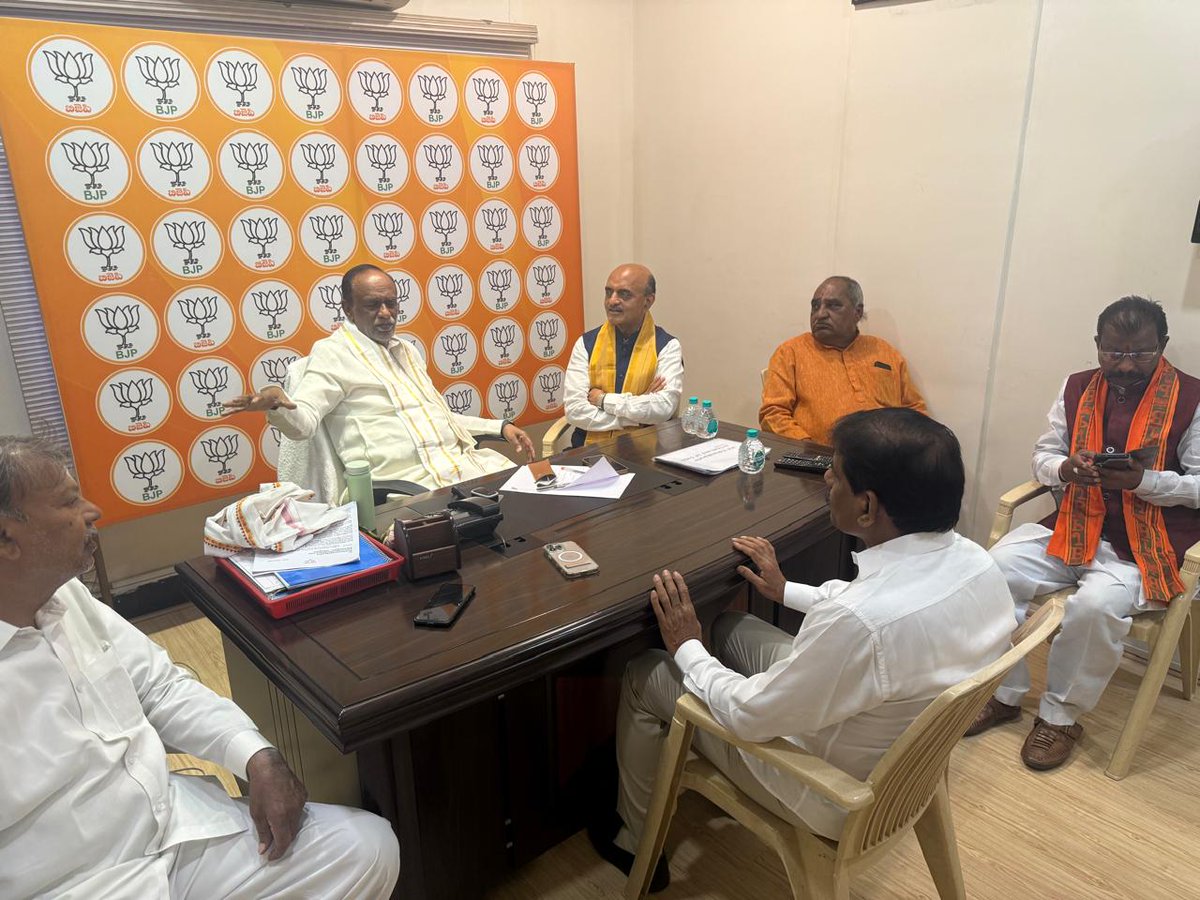 Dr Bhagwat Kishanrao Karad (मोदी का परिवार) (@drbhagwatkarad) on Twitter photo मेरे तेलंगाना दौरे के दौरान प्रदेश भाजपा कार्यालय में भाजपा राष्ट्रीय ओबीसी मोर्चा के अध्यक्ष डॉ.लक्ष्मण जी से भेंट हुई।
उन्होंने आत्मीयता से स्वागत किया और संगठनात्मक विषयों पर महत्वपूर्ण चर्चा हुई।
#DrKaradUpdates
<a href="/drlaxmanbjp/">Dr K Laxman</a> मेरे तेलंगाना दौरे के दौरान प्रदेश भाजपा कार्यालय में भाजपा राष्ट्रीय ओबीसी मोर्चा के अध्यक्ष डॉ.लक्ष्मण जी से भेंट हुई।
उन्होंने आत्मीयता से स्वागत किया और संगठनात्मक विषयों पर महत्वपूर्ण चर्चा हुई।
#DrKaradUpdates
<a href="/drlaxmanbjp/">Dr K Laxman</a>