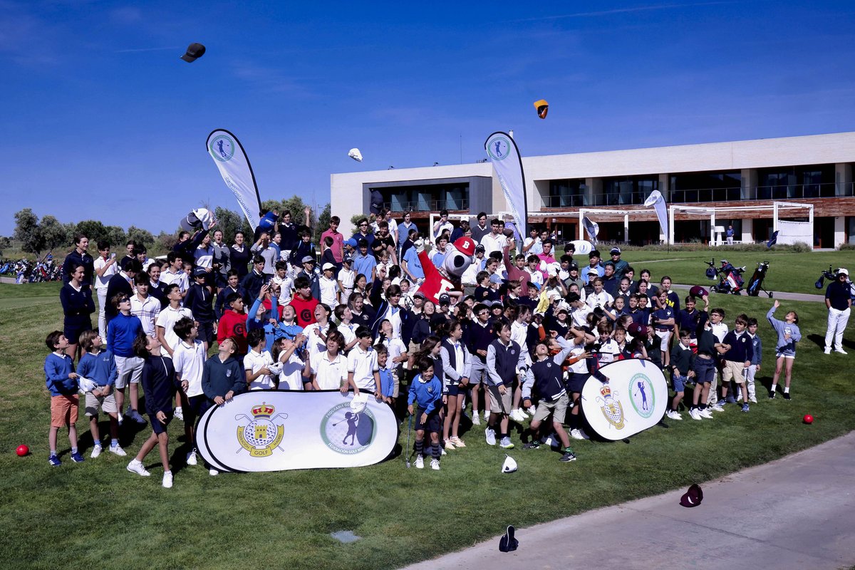¡El golf: mucho más que un juego para niños! 🏌️‍♀️🏌️‍♂️

¿Sabías que el golf es una herramienta increíble para combatir la obesidad infantil? 📢

Más allá de ser un deporte divertido, el golf ayuda a los niños a mantenerse activos y sanos. Pero no solo eso, también es fantástico para