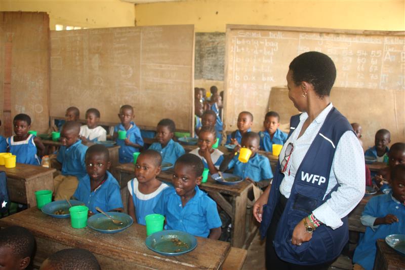 WFP_Cameroon's tweet photo. #Cameroon 🇨🇲
Nourishing the future, one spoon at a time.
With support from the 🇨🇲 Govt & @WorldBank, @WFP has served over 356,105 hot, nutritious meals to 5,149 school children in the Southwest during the 2024–2025 academic year through the #PULCCA project.
Besides improving school attendance and school children’s nutrition, @WFP boosts the #localeconomy by promoting the sourcing of food locally from smallholder farmers in communities surrounding the schools.
#ChangingLives
@unicefcameroon @PR_Paul_BIYA @joDionNgute @DrManaouda