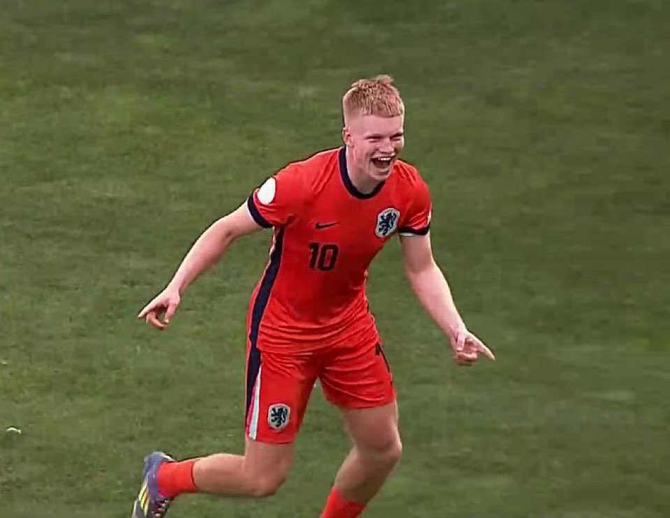 Kees Smit. Talenta baru sepakbola Belanda. Gelandang muda 19 tahun, asal klub AZ Alkmaar, tipikal main seperti Wesley Sneijder. Cetak tiga gol untuk Belanda di Euro U-19 (yang sedang memasuki semi-final) dan diminati Ajax.