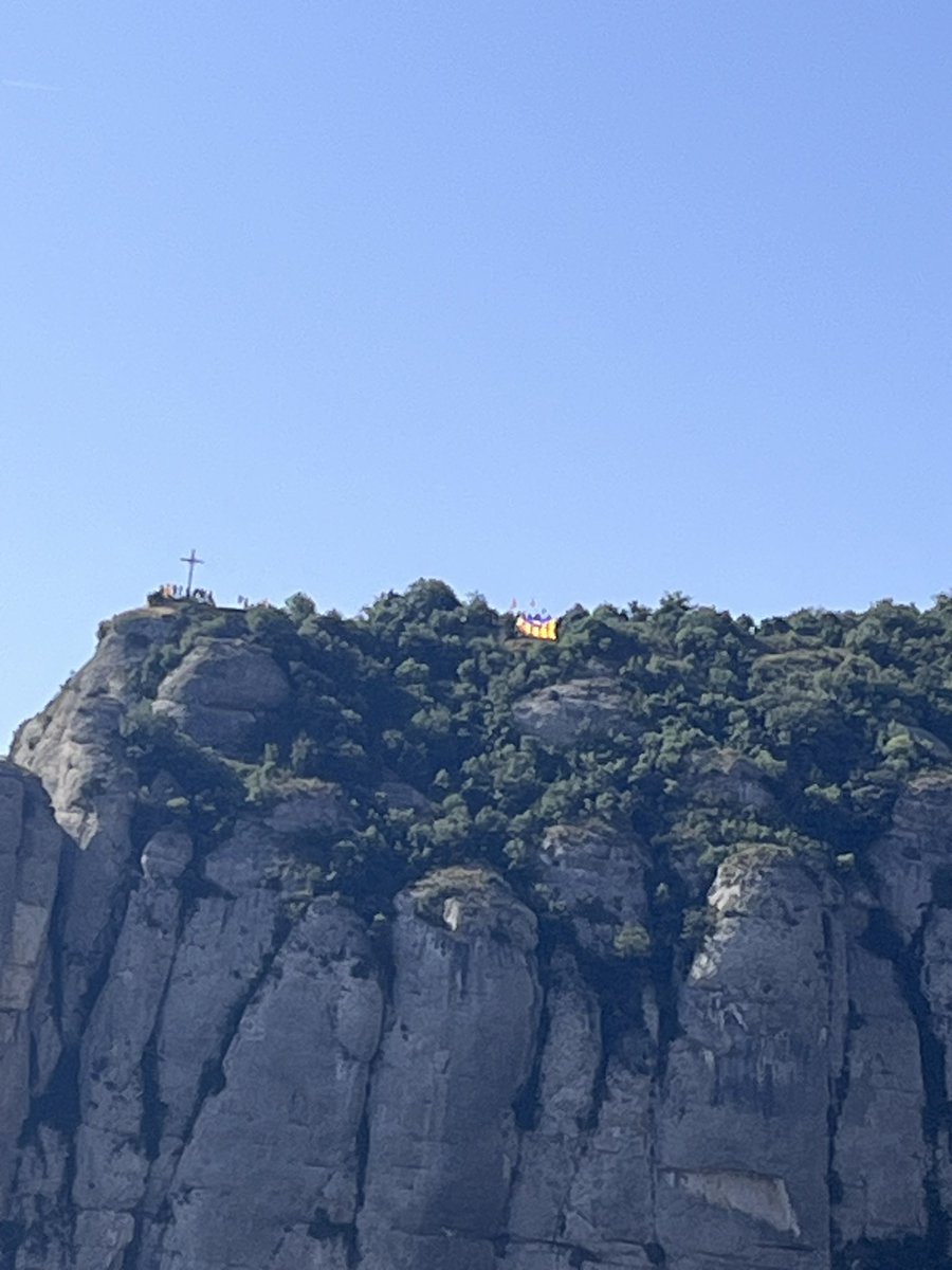 Una estelada gegant a Montserrat.