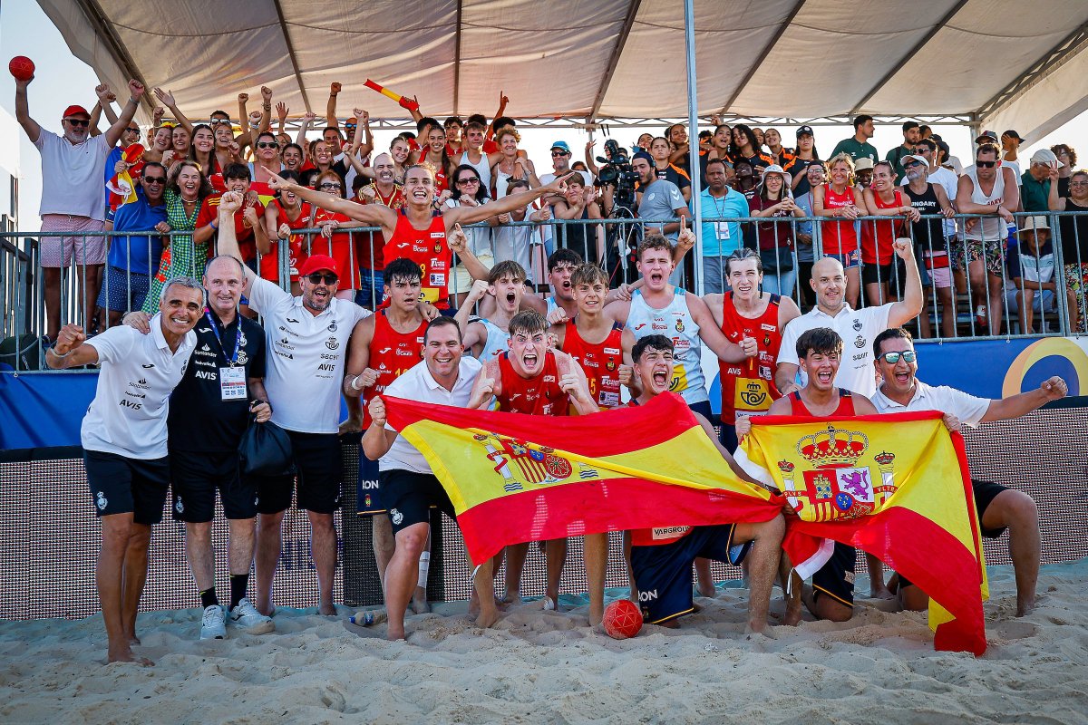 COE_es's tweet photo. 🏆 𝐃𝐎𝐁𝐋𝐄𝐌𝐄𝐍𝐓𝐄 𝐂𝐀𝐌𝐏𝐄𝐎𝐍𝐄𝐒 𝐃𝐄𝐋 𝐌𝐔𝐍𝐃𝐎 🏆

😊 Las #GuerrerasJuvenilesArena y los #HispanosJuvenilesArena logran alzar al cielo el Campeonato del Mundo #Tunisia2025.

🥳 ¡Doble enhorabuena, @RFEBalonmano! https://t.co/kU8ef5py32