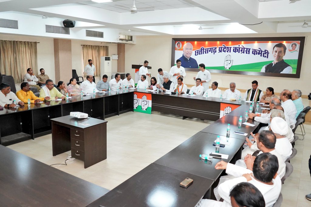 आज कांग्रेस भवन रायपुर में ।