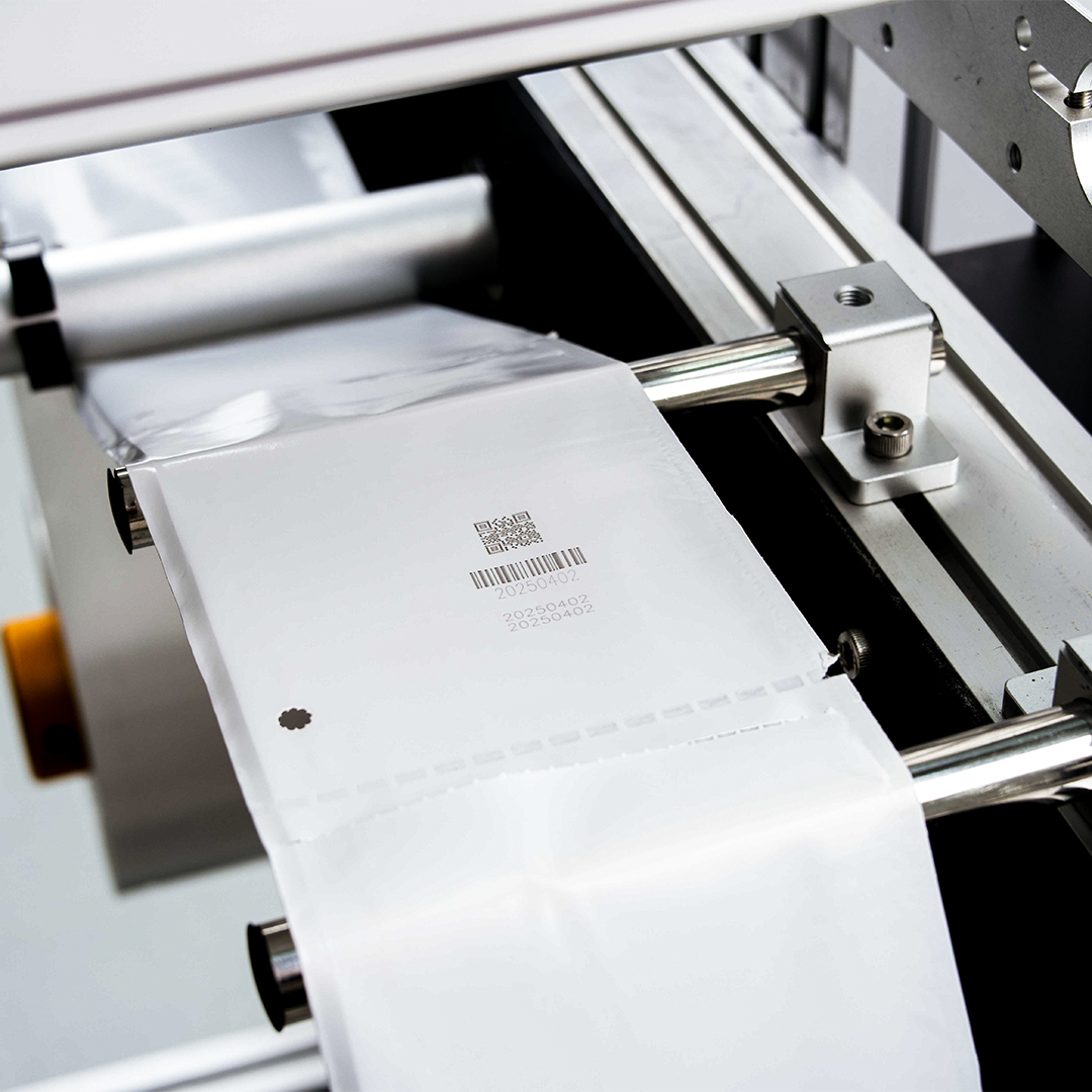 SamWong93417543's tweet image. Tired of marking challenges on delicate materials? The L3000 Series 5W UV Laser Marking Machine is your ultimate solution!

📳WhatsApp: +86 139 2896 7650
🕸️More details: docod-group.com/productDetail/…
#UVLaserMarking #PrecisionMarking #DOCOD #L3000Series #IndustrialMarking