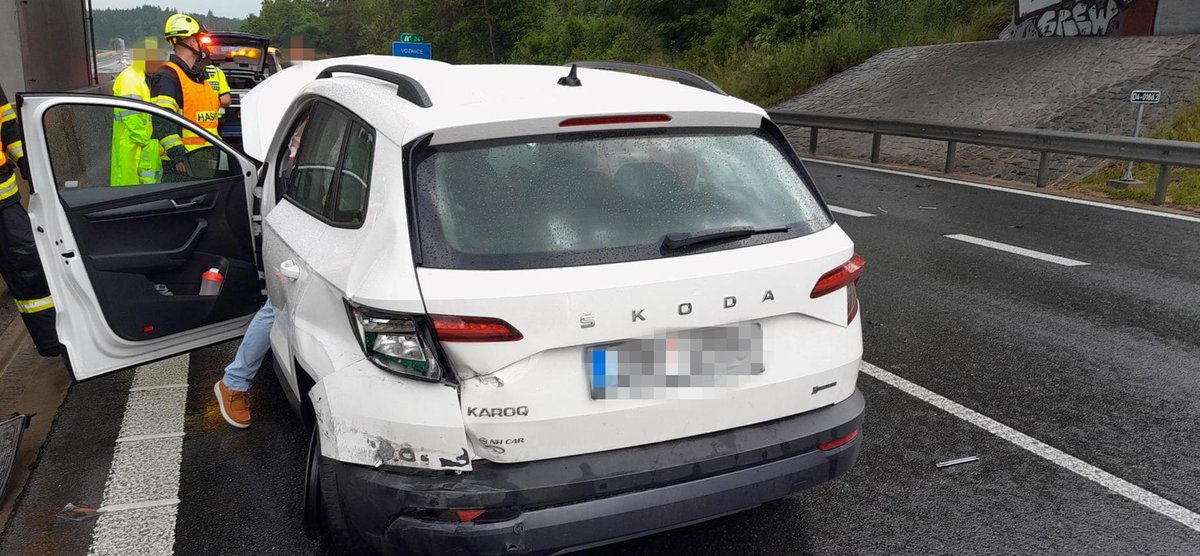23. června 2025, 08:50, dálnice D4 km 24 směr Příbram🚒
Dopravní nehodu jednoho osobního automobilu na sjezdu z dálnice D4 u obce Voznice řešili dopoledne profesionální hasiči z Dobříše. Osobní automobil zde narazil do svodidel a došlo k úniku provozních kapalin, který hasiči
