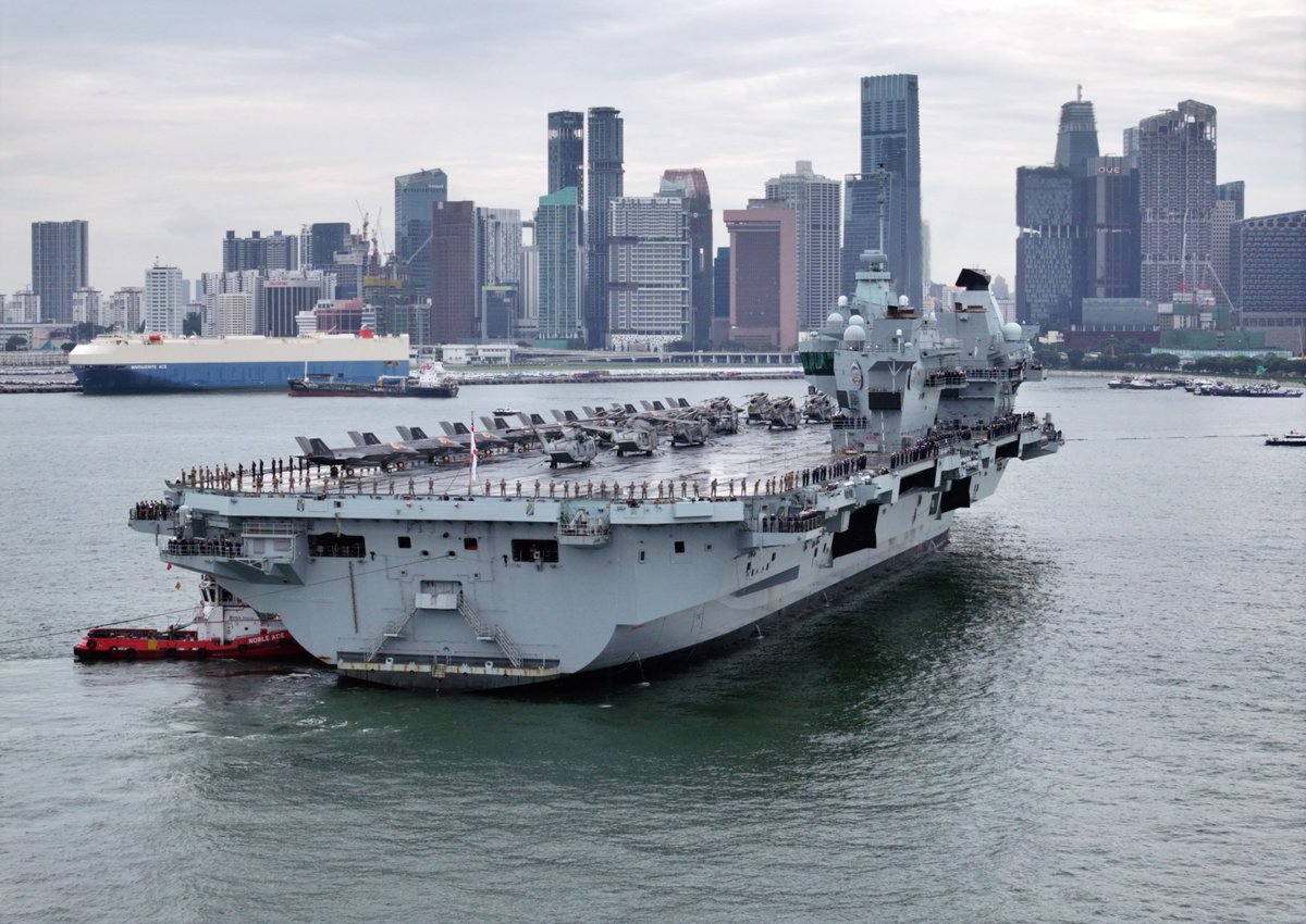 DefenceHQ's tweet image. Selamat datang, Singapore! 🇸🇬🇬🇧

The UK Carrier Strike Group, led by HMS Prince of Wales, has arrived in Singapore to strengthen regional ties through joint training and engagement, showcasing Britain’s commitment to peace and security in the Indo-Pacific.