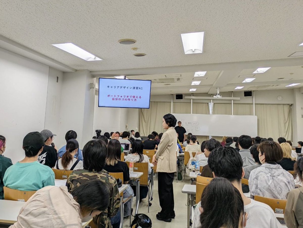 【キャリアデザイン演習A1】
「自分ロゴの作り方」をテーマに講義させていただきました

同窓会のご縁でこのような機会をいただき感謝申し上げます

拙い説明でしたが受講いただいた学生の皆さんありがとうございました🙇🏻‍♀️
ポートフォリオ、面談について等遠慮なくご相談ください☺️

2024年卒中西若菜
