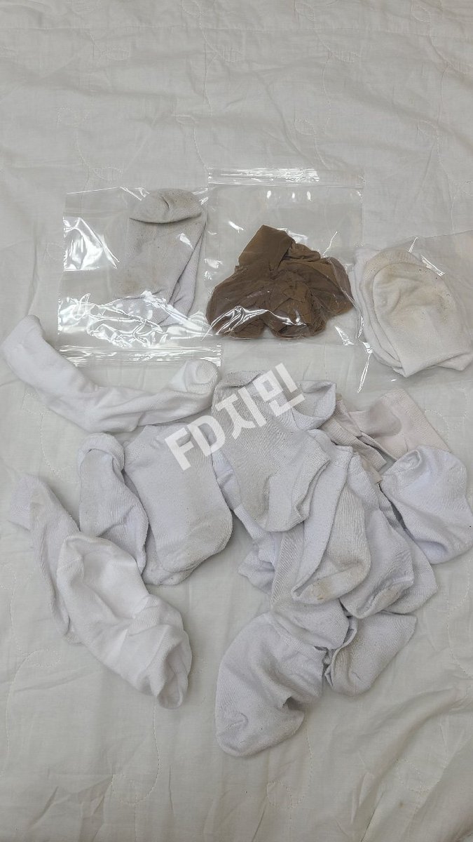 방안에 향기가 가득💖

#신던양말 #신던스타킹 #덧신 #신던신발 #스핏 #침 #발냄새 #펨돔 #femdom #nylon