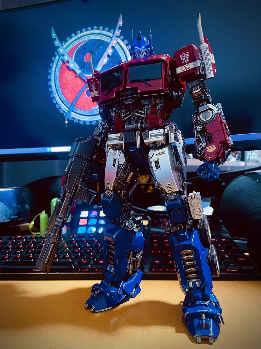 A sweet sweet addition to my collection. 
Definitely one of the best transformable figure of Optimus out there.

Custom MM01 2.0 Optimus Prime arrives!

U-U-A-A-AH!