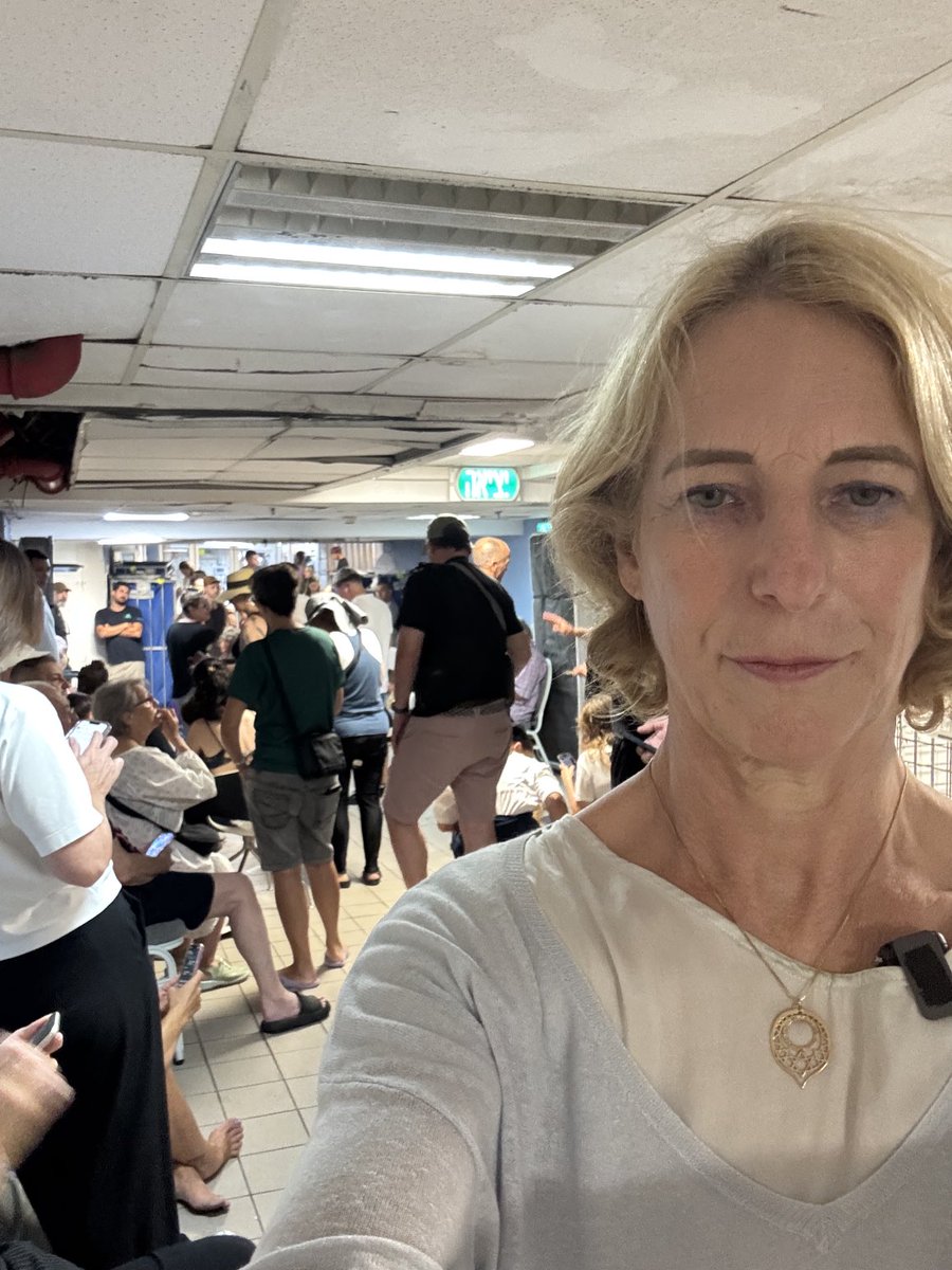 Heute am frühen Morgen dachte ich noch, die Angriffe werden weniger und jetzt sind wir schon weiter im Schutzkeller. Noch gibt es keine Entwarnung. #israel #iran