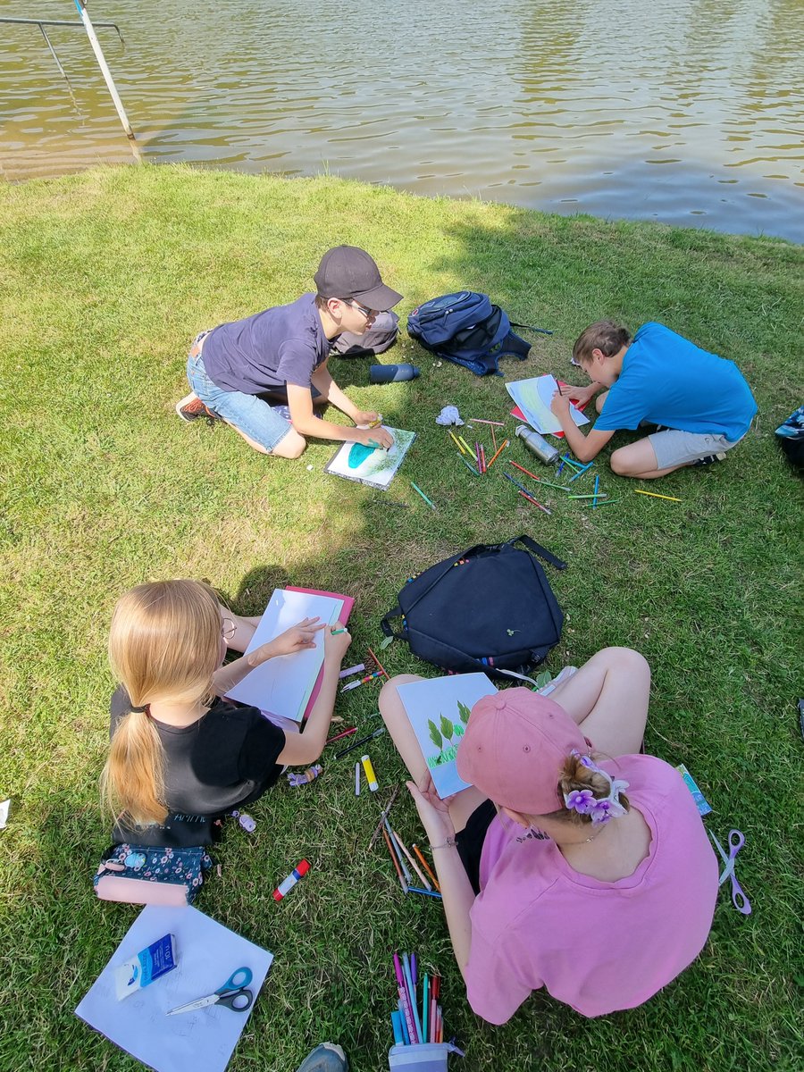 hartzviller's tweet photo. Ce vendredi 12/06, les classes de 6èmes ont participé à une sortie autour de Walscheid. A partir du paysage autour d'eux, les élèves ont réalisé des croquis avec différents plans et panoramas. Ils ont également pris des photos en se mettant en scène dans l'environnement. https://t.co/w1KVX4jfXf
