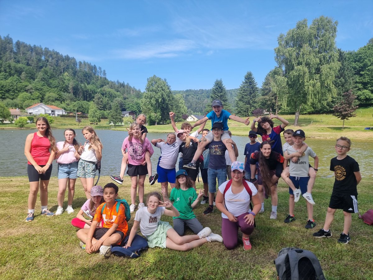hartzviller's tweet photo. Ce vendredi 12/06, les classes de 6èmes ont participé à une sortie autour de Walscheid. A partir du paysage autour d'eux, les élèves ont réalisé des croquis avec différents plans et panoramas. Ils ont également pris des photos en se mettant en scène dans l'environnement. https://t.co/w1KVX4jfXf