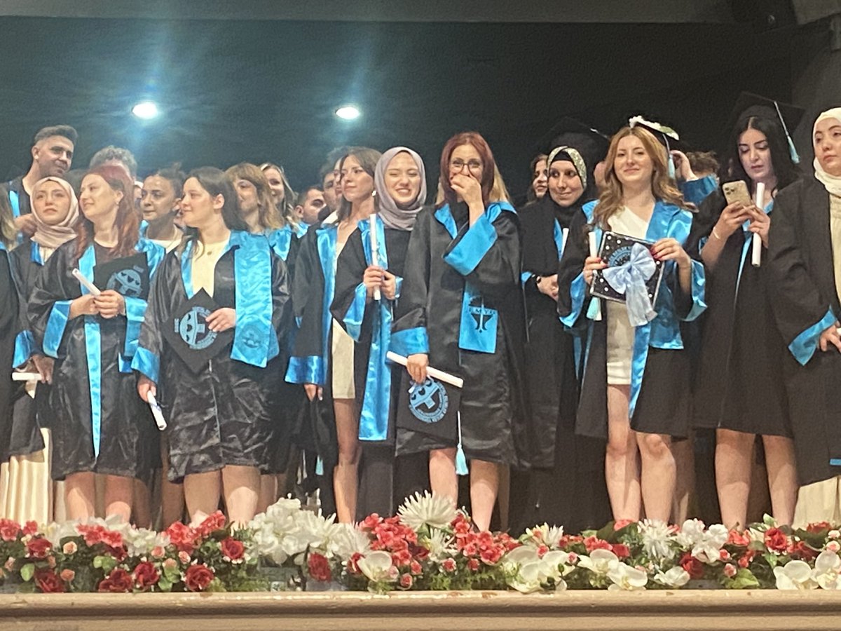 HayatiDEMR2's tweet photo. Trakya Üniversitesi 
Dış Ticaret Bölümü öğrencilerimin mezuniyet töreninden…
Yolunuz açık olsun… https://t.co/pNZNwOhQmq