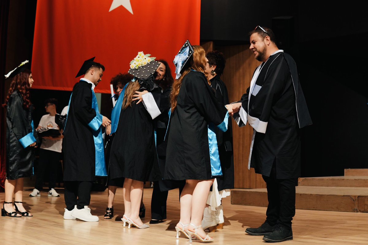 HayatiDEMR2's tweet photo. Trakya Üniversitesi 
Dış Ticaret Bölümü öğrencilerimin mezuniyet töreninden…
Yolunuz açık olsun… https://t.co/pNZNwOhQmq