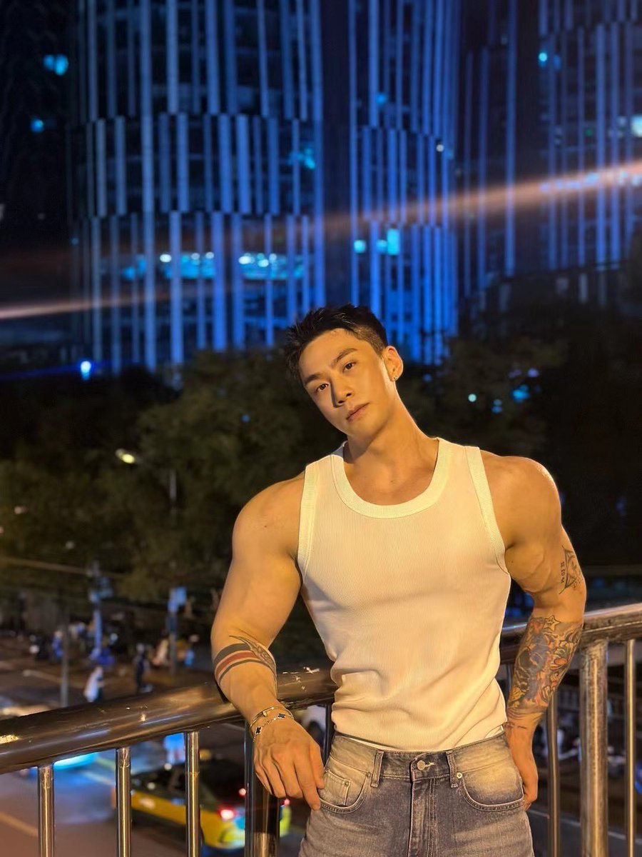 近期在哈尔滨Haerbin, 183cm/82kg/0.5, 身材高大 面孔俊秀, 低体脂全能教练