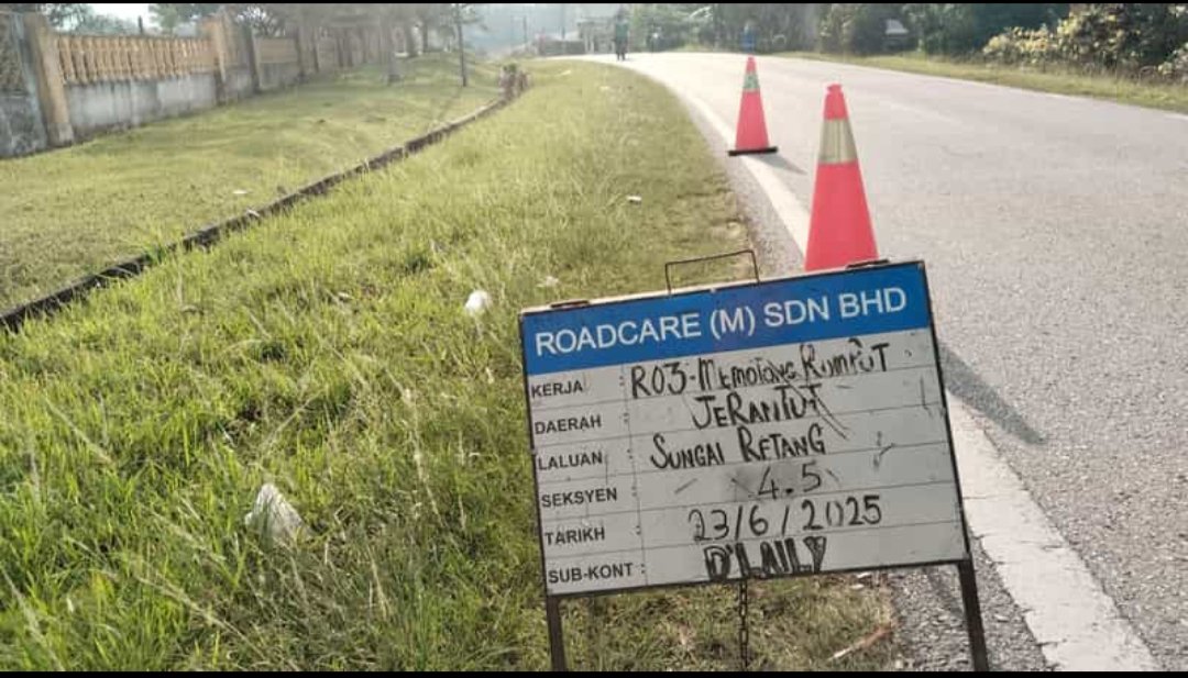 RC_Maran's tweet photo. Kerja penyenggaraan rutin RO3 - Memotong rumput di laluan   Felda Sg. Retang, Seksyen 4.50, Daerah Jerantut, Pahang

@JKRJERANTUT
@JKRPAHANG
@ZTTCSFJ
@CSFJ_JKR
@IPJKR_Official
@moworksmy 
@ahmadmaslan 
@AlexNantaLinggi https://t.co/vaBUQylbCV
