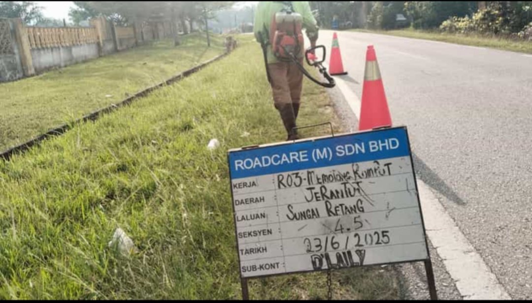 RC_Maran's tweet photo. Kerja penyenggaraan rutin RO3 - Memotong rumput di laluan   Felda Sg. Retang, Seksyen 4.50, Daerah Jerantut, Pahang

@JKRJERANTUT
@JKRPAHANG
@ZTTCSFJ
@CSFJ_JKR
@IPJKR_Official
@moworksmy 
@ahmadmaslan 
@AlexNantaLinggi https://t.co/vaBUQylbCV