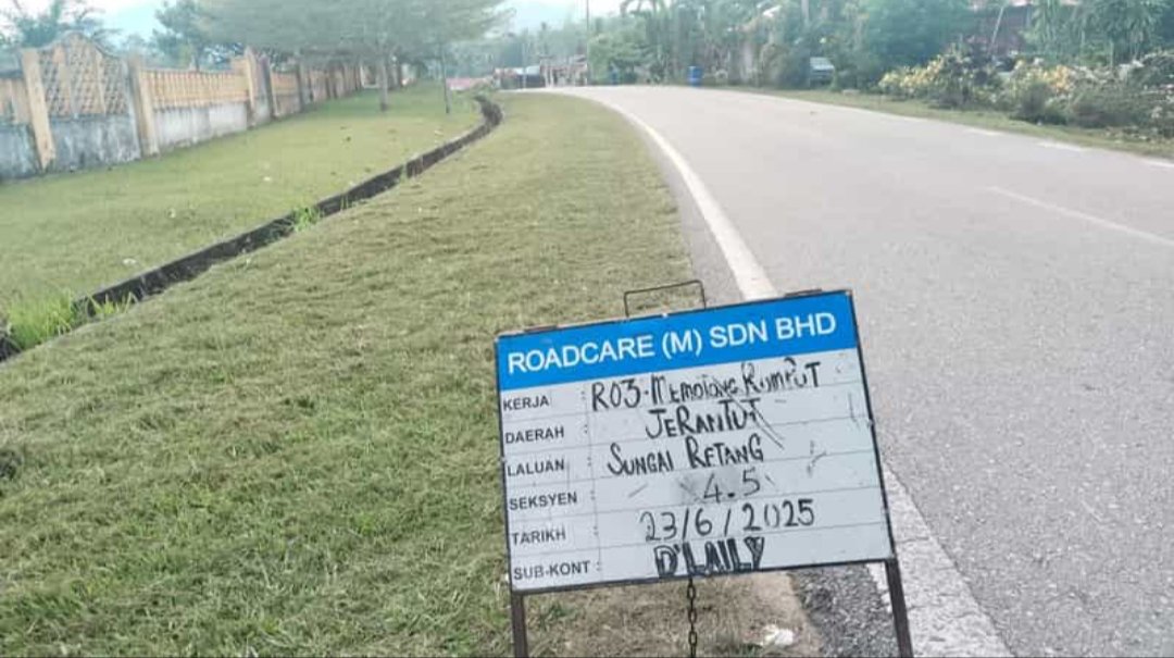 Kerja penyenggaraan rutin RO3 - Memotong rumput di laluan   Felda Sg. Retang, Seksyen 4.50, Daerah Jerantut, Pahang

<a href="/JKRJERANTUT/">JKR Jerantut</a>
<a href="/JKRPAHANG/">JKR PAHANG</a>
<a href="/ZTTCSFJ/">ZTT CSFJ</a>
<a href="/CSFJ_JKR/">Cawangan Senggara Fasiliti Jalan (CSFJ)</a>
<a href="/IPJKR_Official/">JKR Malaysia Rasmi</a>
<a href="/moworksmy/">Kementerian Kerja Raya Malaysia</a> 
<a href="/ahmadmaslan/">DS Dr Ahmad b Maslan</a> 
<a href="/AlexNantaLinggi/">Alexander Nanta Linggi</a>