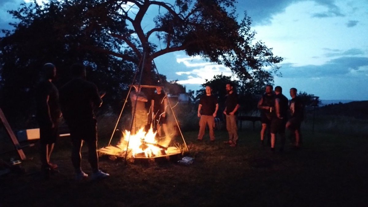 Endlich hat das Warten ein Ende – Mannaz ist am Start! Für die einen mag’s nur ’ne weitere Online-Gruppe sein, für uns ist es der Beginn von was Echtem. Man sieht sich am Lagerfeuer! 🤘Nils -> mannaz.community/posts/willkomm…