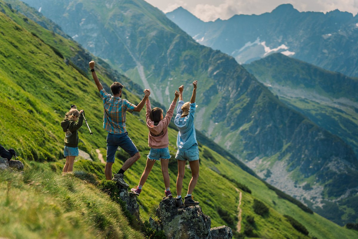 pkl_sa's tweet image. Lato w górach zapowiada się niezwykle atrakcyjnie! Górskie ośrodki turystyczne #Grupy #PKL oferują przygodę podczas podróży na najwyższe szczyty oraz moc atrakcji dla całych rodzin. Przeczytajcie o zaplanowanych wakacyjny wydarzeniach.⤵️
media.pkl.pl/409288-lato-wy…