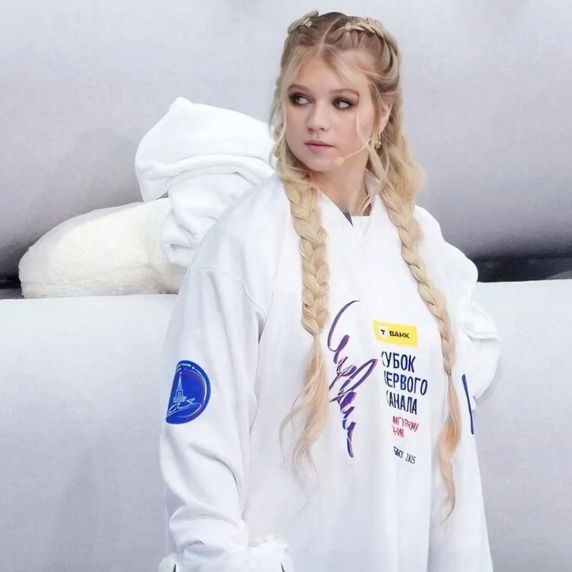 Сегодня русской ракете, королеве четверных, девочке, победившей гравитацию, исполнилось 21! год. Время очень быстро летит, хотя каждый день был насыщенным. Саша стала женой и мамой будущего малыша, продолжила заниматься любимым делом и продолжила быть солнышком в мире ФК