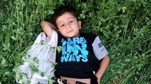 یاسین مولایی، کودک شش ساله کرمانشاهی و مادرش در حمله هوایی اسرائیل به ماشینشان در جاده حمیل شهید شد. پدر و فرزند دیگر به مراکز درمانی منتقل شدند. این خانواده در مسیر جاده بودند، نه در میدان نبرد.
#NoWarOnIran