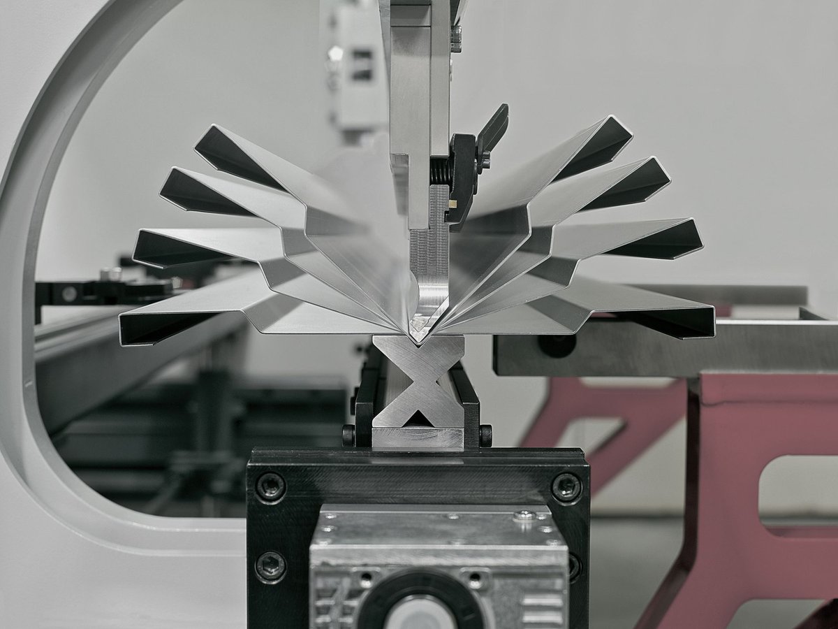 Press Brake Crowning, what is it, and why is it one of the most important features on a <a href="/MorganRushworth/">Morgan Rushworth</a> CNC Press Brake? 👉 selmach.com/news/press-bra…