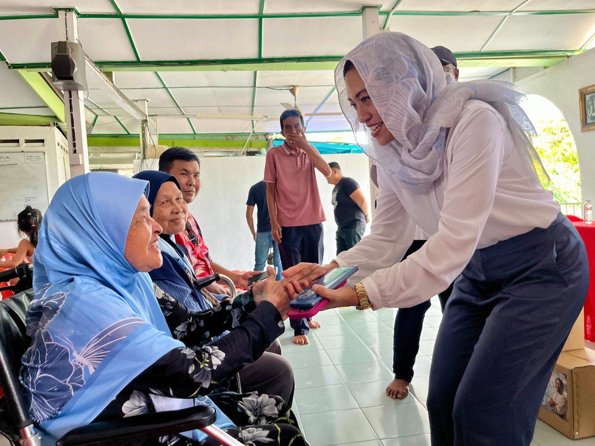 Di Batu Gantong hari ini, saya berpeluang meluangkan masa bersama penduduk setempat dalam satu pertemuan penuh mesra di Surau Batu Gantong. Ruang seperti ini amat bermakna — bukan sekadar untuk menyampaikan bantuan, tetapi untuk mendengar sendiri suara komuniti dan memahami