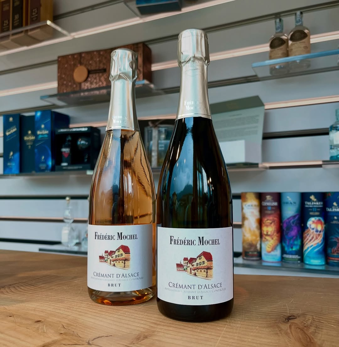 Crémant blanc or Crémant rosé ? Make your choice !

#fredericmochel #cremant #pinkorwhite #traenheim #sparklingwine #drinkalsace #alsacerocks

(Photo : enotecavielmi)