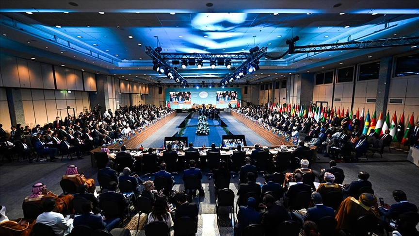 Beş Arap ülkesinde 
KKTC çekincesi (mi)

İslam İşbirliği Teşkilatı'nın (İİT) İstanbul'da düzenlenen Zirvesi'nde, Mısır, Irak, Suudi Arabistan, Kuveyt, Lübnan ve Bahreyn'in Kıbrıs paragrafına 'çekince' koyduğu öne sürüldü. 

Rum medyası haberi, ''Beş Arap ülkesi İslam İşbirliği