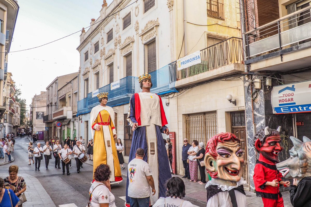 Durante la tarde de ayer se celebró en nuestra ciudad el Corpus Christi ✨

🙌🏻 Los Gigantes y Cabezudos iniciaron el recorrido donde también participaron niños y niñas que han tomado la Primera Comunión recientemente 

#Elda #Fiestas