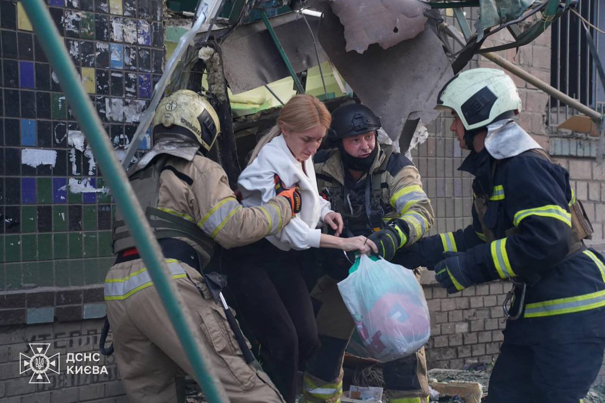 Montagmorgen in Kyjiw: Rettungskräfte befreien Menschen aus den Trümmern ihrer Wohnhäuser. Mindestens sechs Menschen wurden getötet, viele weitere verletzt. Laut ukrainischer Luftwaffe hat Russland die Ukraine mit 352 Drohnen und 16 Raketen angegriffen. Terror gegen Zivilisten.